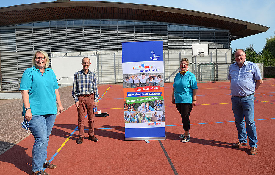 Von links: Mona Uchtmann-Haubrich (FaFritz e.V.), Rolf Schildt (Kinderhilfswerk Global Care Fritzlar), Alexandra Haupt (Fa Fritz Fritzlar) und Andreas Grede (AGA Nordhessen e.V. )